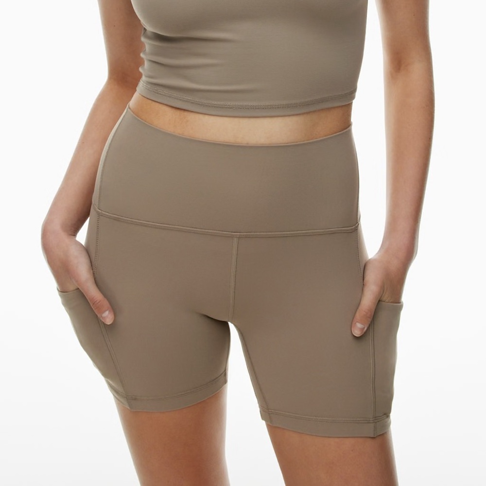 Aritzia Golden BUTTER Cheeky Pocket Hi-Rise 5" Short